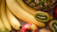 Todos comen kiwis, pero hay otra fruta recomendada para que los mayores de 60 años mejoren su salud intestinal