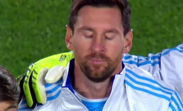 La emoción de Lionel Messi en el himno argentino junto a sus hijos