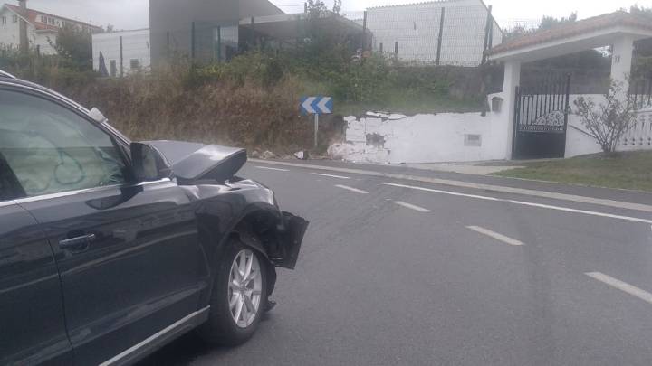 Un conductor se da a la fuga andando después de empotrarse con el coche contra un muro en Ares: «Fue un susto morrocotudo»
