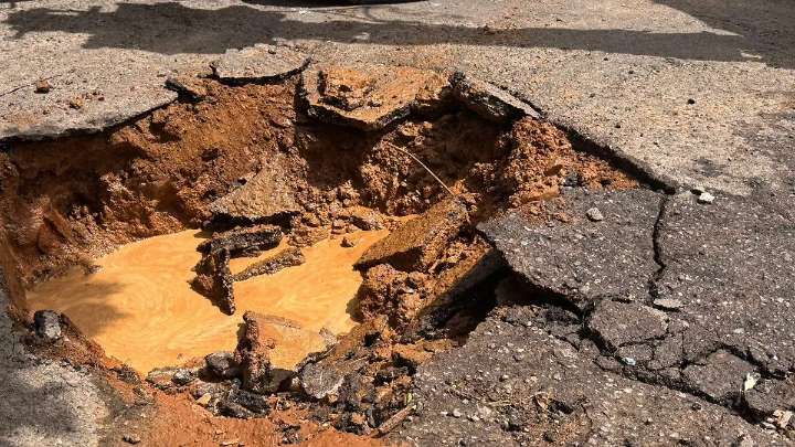 Mini socavón se abre en Las Palmas por fuga de agua; JMAS acudió para reparar