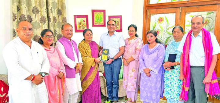 Priya Sethi honours veteran journalist SP Sharma, Dental Surgeon Dr Gautam under Seva Pakhwada