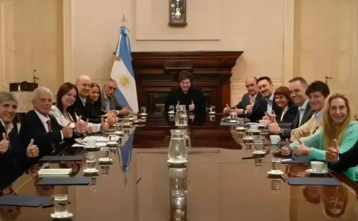 Tras postergar su viaje a Estados Unidos, Javier Milei reunió al Gabinete y la mesa política