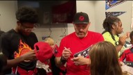 Ovechkin sorprende a jóvenes de D.C. en supermercado Giant