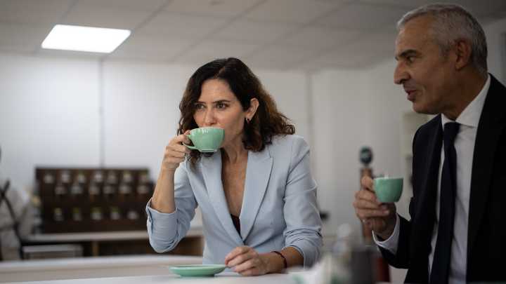 Isabel Díaz Ayuso inaugura el curso escolar 2025/26 con el traje azul y el top burdeos más elegantes