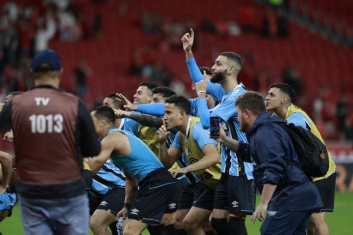 Gremio se llevó el clásico de Porto Alegre ante Inter y se aleja de la zona roja