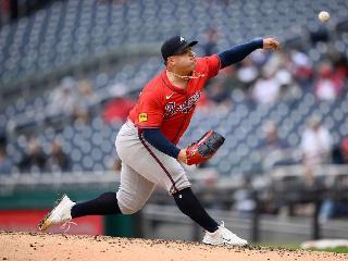 José Suarez regresó con triunfo a las Grandes Ligas