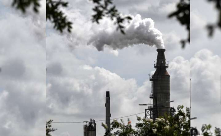 El petróleo sigue bajando y preocupa aumento de la oferta
