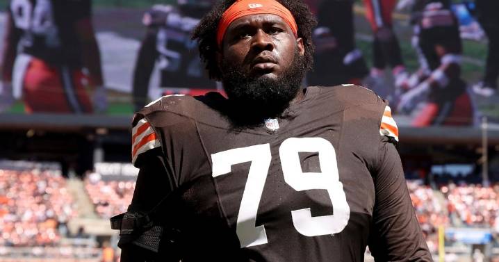 Browns offensive lineman Dawand Jones undergoes surgery on right knee
