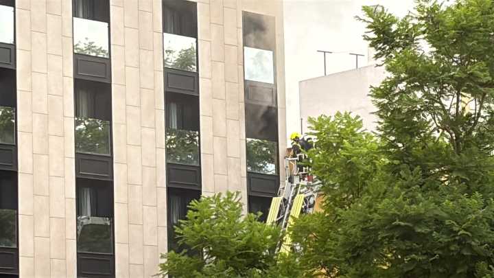 Desalojan el Hotel Don Paco de Sevilla por un incendio en la tercera planta