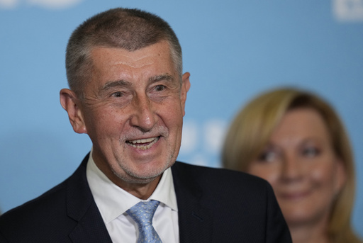 El exprimer ministro checo Babis es atacado en un mitin electoral