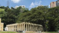 Susto y conmoción en plena calle afuera del icónico museo La Tertulia de Cali: algunos ciudadanos se ocultaron tras los árboles; lo que se sabe
