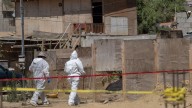 Localizan cuerpo de mujer asesinada y junto a ella un mensaje: "por andar con maridos ajenos"