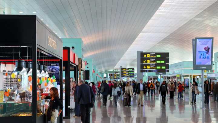 Trabaja en el aeropuerto de Barcelona, ve a un niño solo y la razón que le dan los padres para dejarlo en tierra le preocupa: “No es normal”