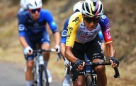 Egan Bernal se estrena en la Vuelta en otra etapa recortada por las protestas