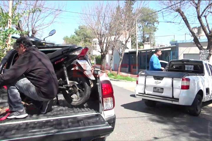 Mala maniobra desencadenó un choque de moto y camioneta en esquina de Paraná