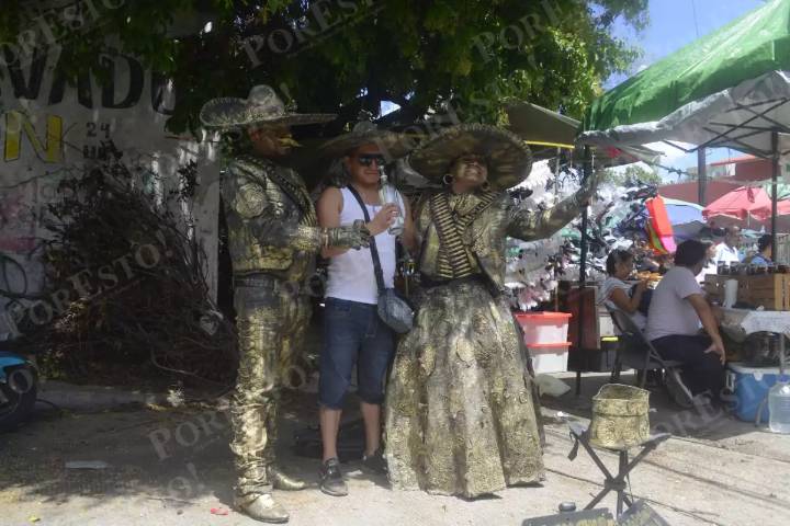 “Nopalito y Tequila”, pareja de artistas urbanos llevaron la Revolución Mexicana hasta los tianguis de Cancún
