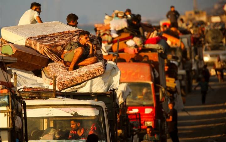 FOTOS: Palestinos abandonan la Ciudad de Gaza ante los intensos ataques israelíes