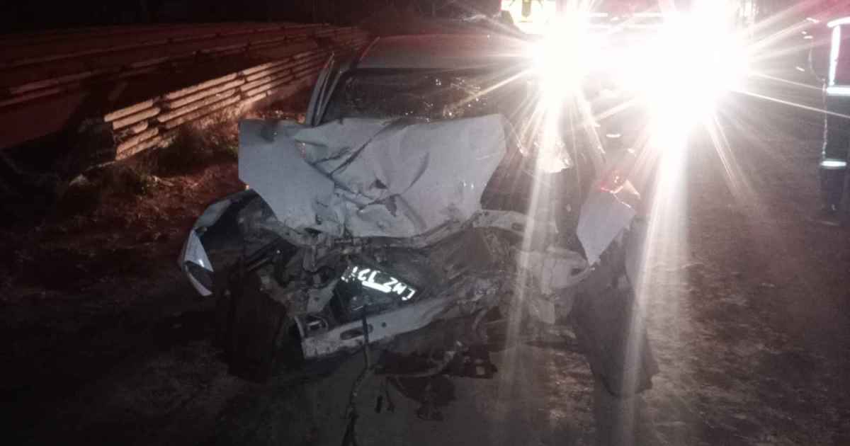 Ruta 7 en Centenario: un auto chocó violentamente contra un camión y hubo dos heridos