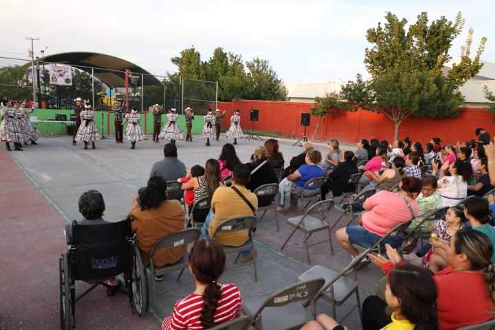 Viven una “Fiesta Mexicana” en la Saltillo 2000