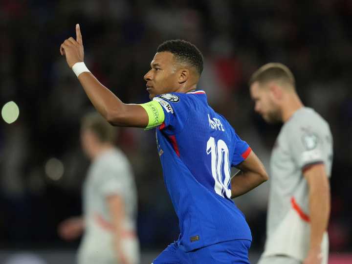 Mbappé, histórico, le dio un sufrido triunfo a Francia
