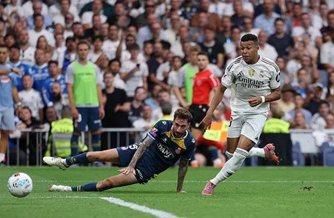 El Real Madrid vence 2-0 al Español y es líder de LaLiga