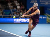 Alcaraz se lo toma con calma; avanza en Tokio