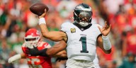 Eagles’ Jalen Hurts gets viciously decleated by Chiefs rookie