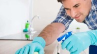 Truco casero con hielo para eliminar manchas difíciles de grasa en la mesada