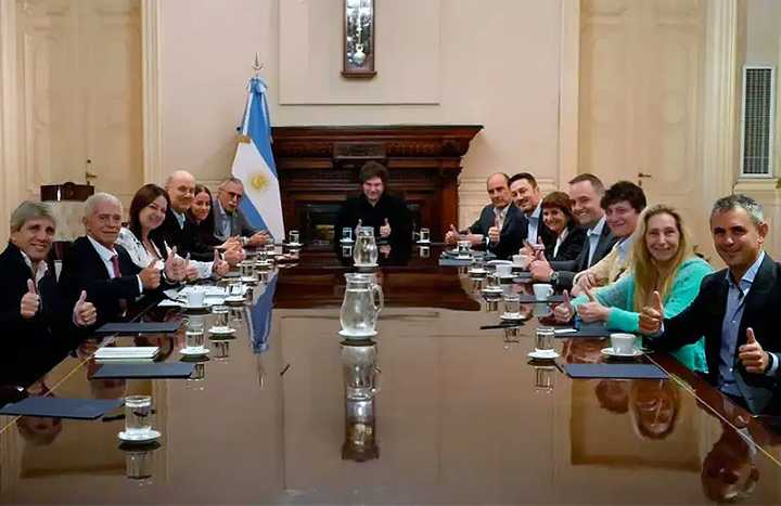 Sin cambios en el Gabinete pese a la derrota: Milei lanza “mesa nacional” con los mismos de siempre