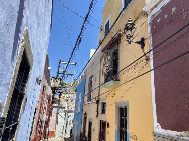 Solicita diputada retiro de cableado que afecta imagen de la capital