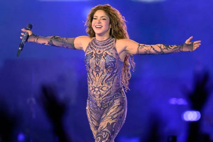 Polémica por caída de camarógrafo en concierto de Shakira en México
