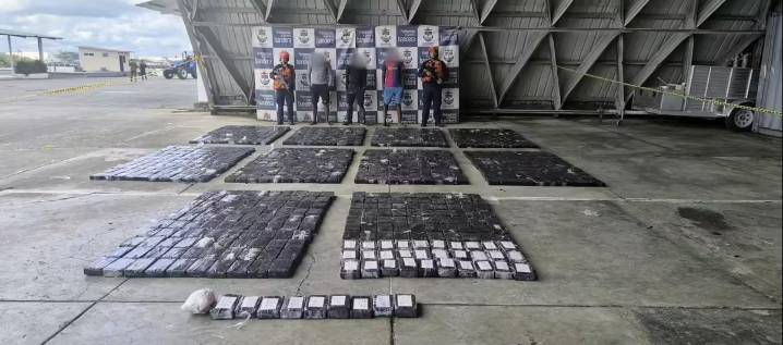 Armada incauta cerca de una tonelada de cocaína en el Pacífico: tres capturados