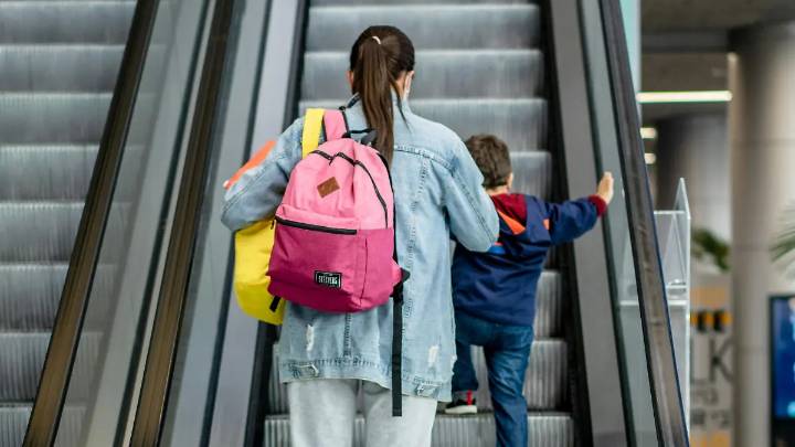 Viajar con un bebé fuera de México: requisitos y permisos que los padres deben saber
