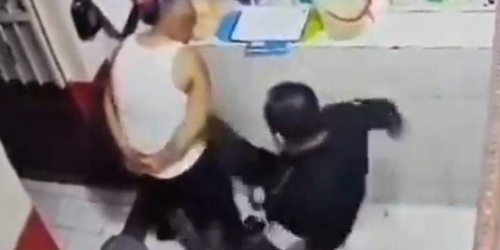 Custodio agrede a interno esposado en penal de Huejotzingo , Puebla l Video
