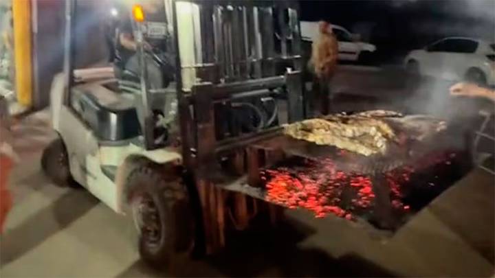 Video: un grupo de cordobeses no se resignó a que la lluvia arruinara el asado y tomaron una decisión que se hizo viral
