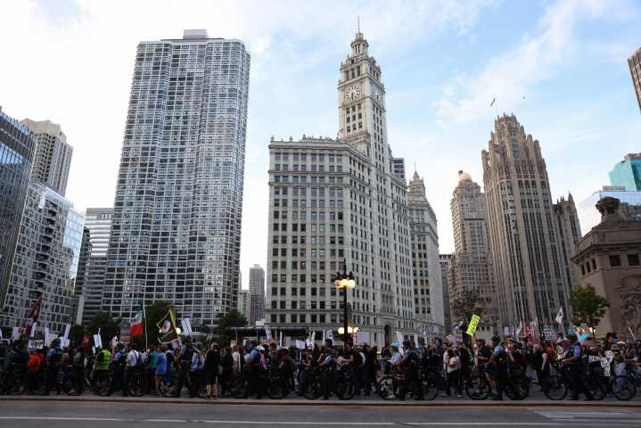 Congresista del Chicago más latino: las redadas de Trump buscan militarizar la ciudad