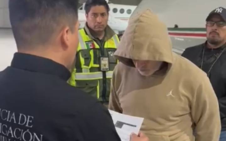 Hernán Bermúdez aterriza en Toluca; le notifican orden de aprehensión