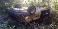 Taxi cae en hondonada en Coxcatlán