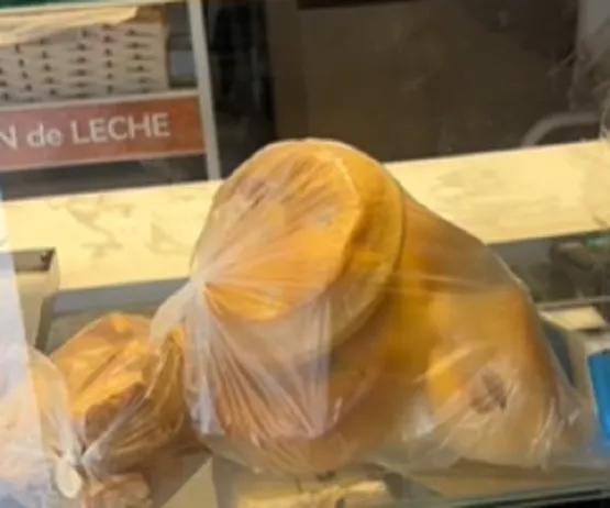 “Más barato y se vende más”: Panaderías ofrecen el pan de ayer en bolsitas con descuento