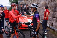 Bernal gana una neutralizada decimosexta jornada, Vingegaard sigue líder