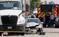 News Wrap: Suspect killed after driving car into ICE officers in Chicago suburb