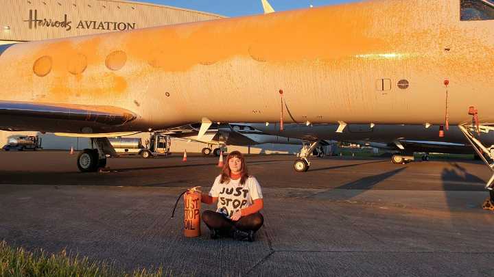 Dos ecologistas británicas que intentaron rociar pintura al avión de Taylor Swift, condenadas por daños a la propiedad