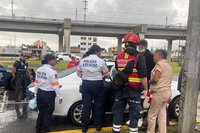 Bebé nace en taxi bajo la lluvia; policías auxilian en Toluca