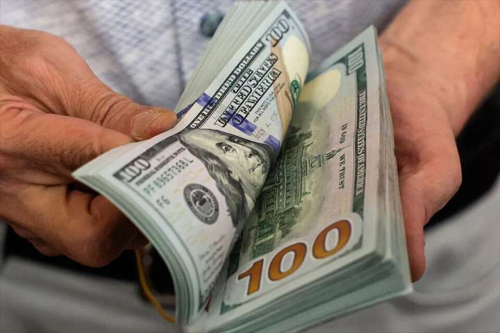 El Tesoro aprovecha para comprar divisas tras la liquidación del agro en los mínimos del dólar