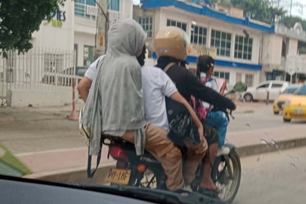 Se nota que los tres estudiantes no son sus hijos