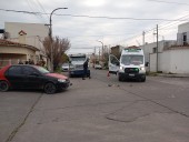 Violento choque entre un auto y un camión de caudales en Pueblo Nuevo
