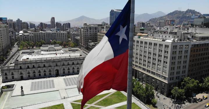 Fitch ratifica calificación de Chile, eleva cálculo del PIB y destaca su “sólida gobernanza”