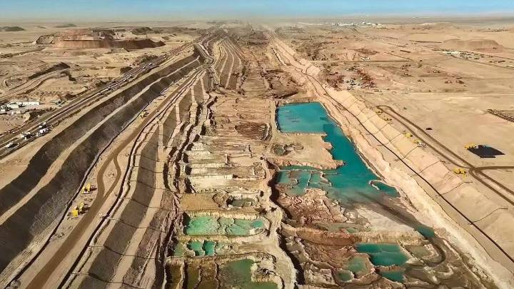 Mueven montañas en medio desierto para construir la ciudad más colosal y tecnológica