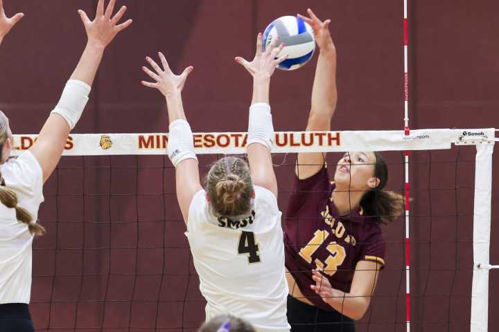 UMD volleyball takes down No. 8 Mustangs
