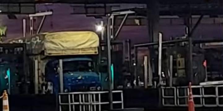 Hay cinco heridos tras un choque entre un camión y una camioneta en la autopista Perito Moreno